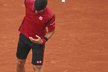 Novak Djokovič v jedné slabé chvíli duelu s Tomášem Berdychem mrštil raketou, která málem trefila jednoho z rozhodčích