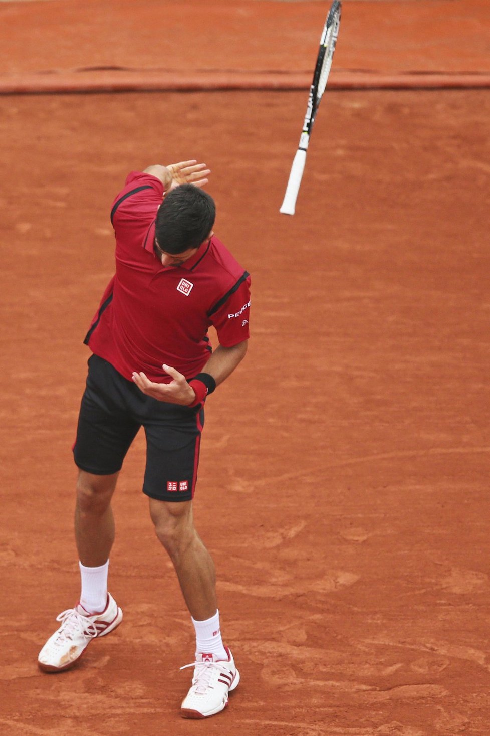 Novak Djokovič v jedné slabé chvíli duelu s Tomášem Berdychem mrštil raketou, která málem trefila jednoho z rozhodčích