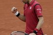 Novak Djokovič se hecuje ve čtvrtfinále French Open s Tomášem Berdychem