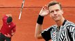 Tomáš Berdych se ve čtvrtfinále s Novakem Djokovičem vztekal kvůli přerušení zápasu, Srba zase málem hozenou raketou trefil rozhodčího