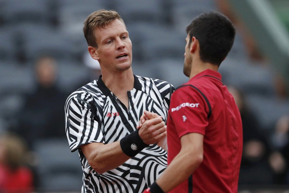 Tomáš Berdych gratuluje Novaku Djokovičovi k postupu do semifinále