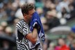 Tomáš Berdych schovává tvář v ručníku v zápase s Novakem Djokovičem ve čtvrtfinále French Open