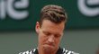 Zklamaný Tomáš Berdych v průběhu čtvrtfinále French Open proti Novaku Djokovičovi