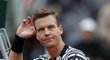 Tomáš Berdych se rozčiluje ve chvíli, kdy byl jeho čtvrtfinálový duel s Novakem Djokovičem kvůli dešti na malou chvíli přerušen