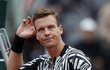 Tomáš Berdych se rozčiluje ve chvíli, kdy byl jeho čtvrtfinálový duel s Novakem Djokovičem kvůli dešti na malou chvíli přerušen