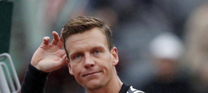 Tomáš Berdych se rozčiluje ve chvíli, kdy byl jeho čtvrtfinálový duel s Novakem Djokovičem kvůli dešti na malou chvíli přerušen