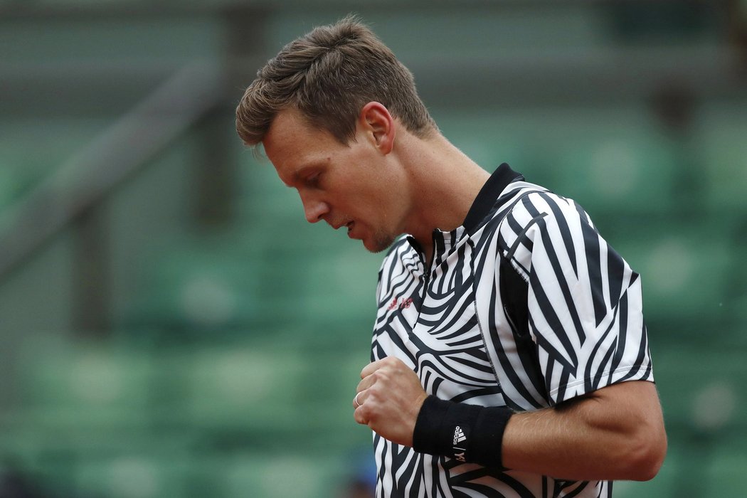 Tomáš Berdych se hecuje ve čtvrtfinále French Open proti Novaku Djokovičovi