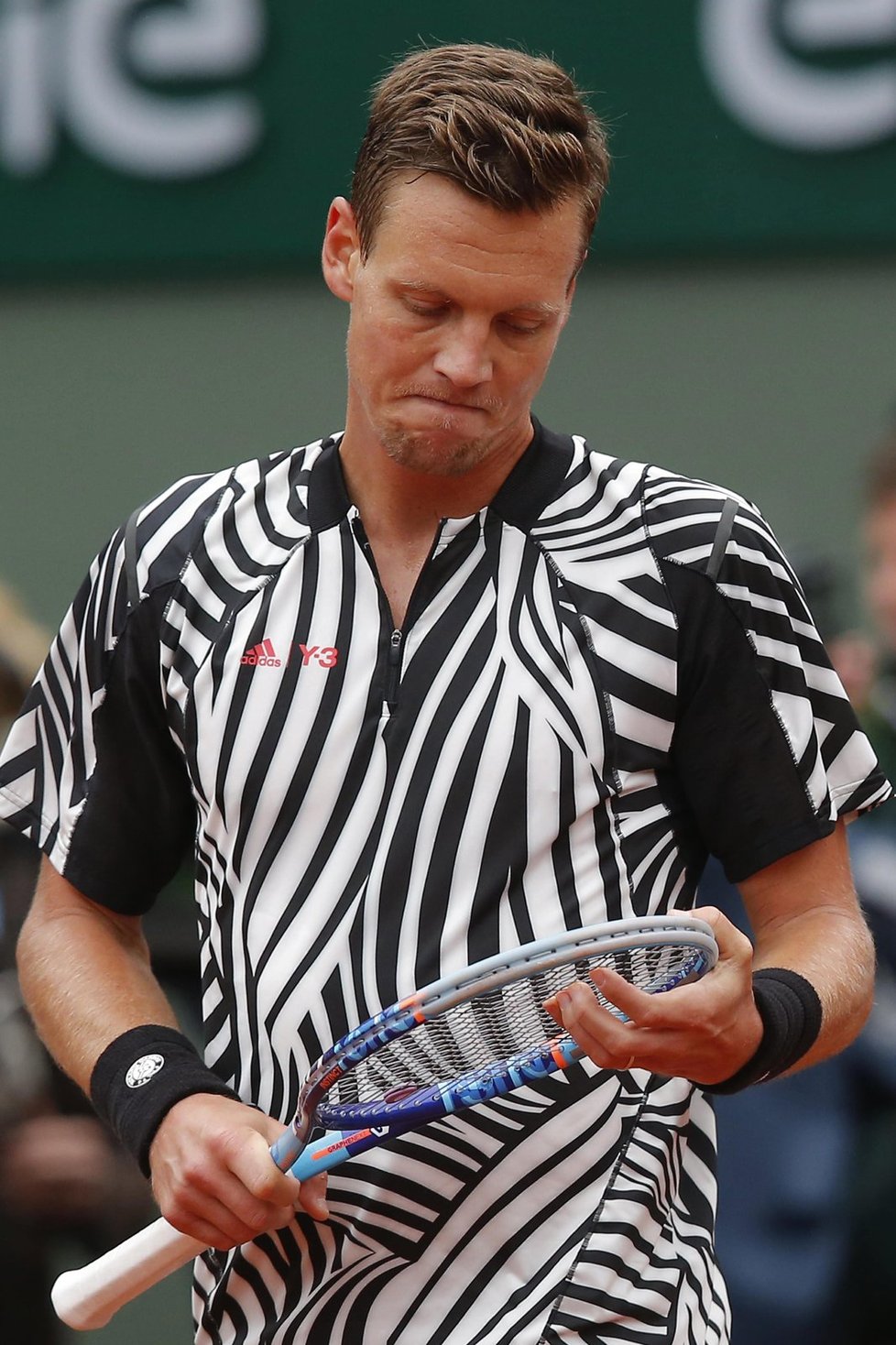 Zklamaný Tomáš Berdych v průběhu čtvrtfinále French Open proti Novaku Djokovičovi