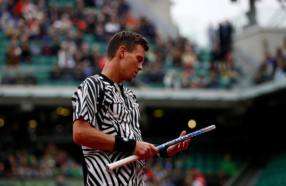 Tomáš Berdych zklamaně zkoumá svoji raketu ve čtvrtfinále French Open s Novakem Djokovičem