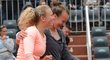 Kateřina Siniaková a Barbora Krejčíková (vpravo) se radují po vítězství nad světovými jedničkami na French Open