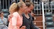 Kateřina Siniaková a Barbora Krejčíková (vpravo) se radují po vítězství nad světovými jedničkami na French Open