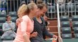 Kateřina Siniaková a Barbora Krejčíková (vpravo) se radují po vítězství nad světovými jedničkami na French Open