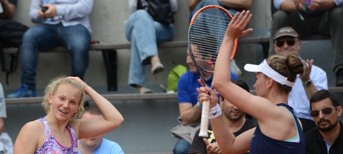 Kateřina Siniaková (vlevo) a Barbora Krejčíková se radují z postupu ve čtyřhře na grandslamové French Open