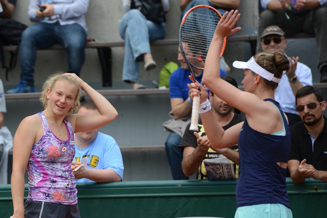 Kateřina Siniaková (vlevo) a Barbora Krejčíková se radují z postupu ve čtyřhře na grandslamové French Open