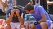 Juan del Potro utěšuje zraněného Nicoláse Almagra, který se zranil v jejich vzájemném zápase