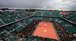 Úterní program tenisového French Open narušoval v Paříži déšť