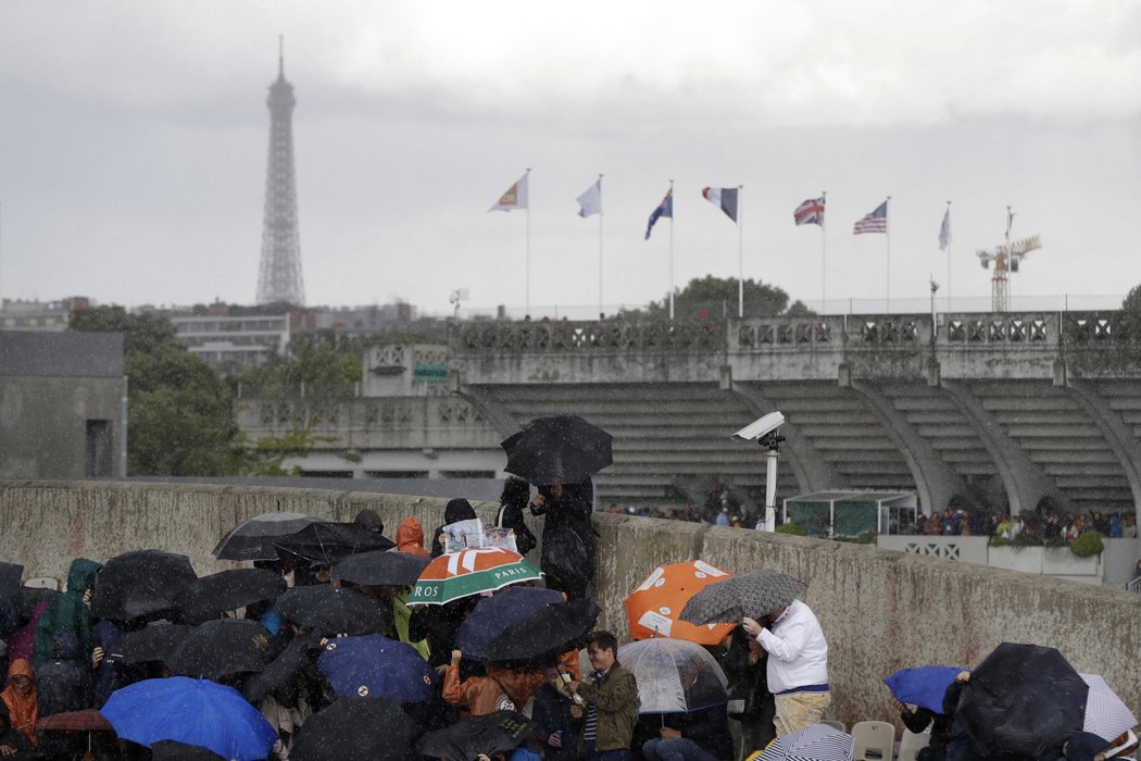 Úterní program tenisového French Open narušoval v Paříži déšť