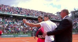 Skandál na French Open: Fanoušek obtěžoval Federera přímo na kurtu