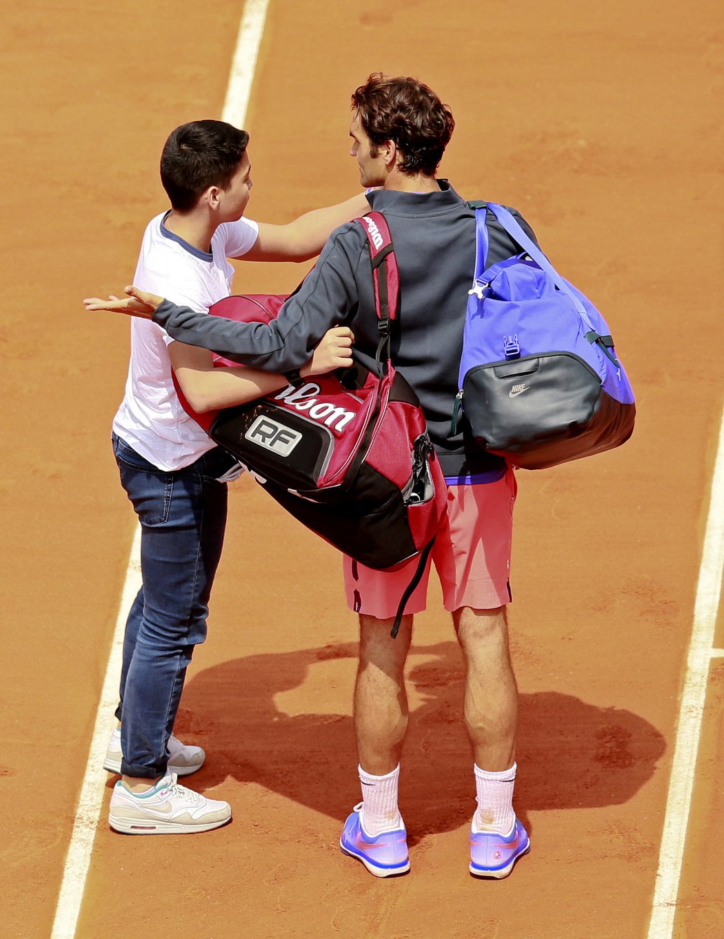 Mladý fanoušek obtěžoval Federera přímo na kurtu