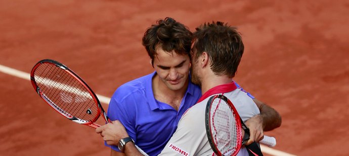 Roger Federer gratuluje svému krajanovi Stanovi Wawrinkovi k postupu do semifinále Roland Garros