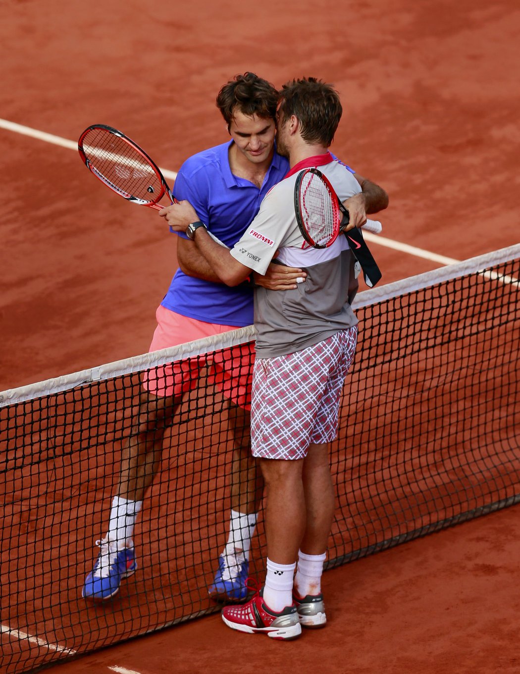 Roger Federer gratuluje svému krajanovi Stanovi Wawrinkovi k postupu do semifinále Roland Garros