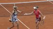 Kateřina Siniaková (vlevo) s Barborou Krejčíkovou se hecují ve finále French Open