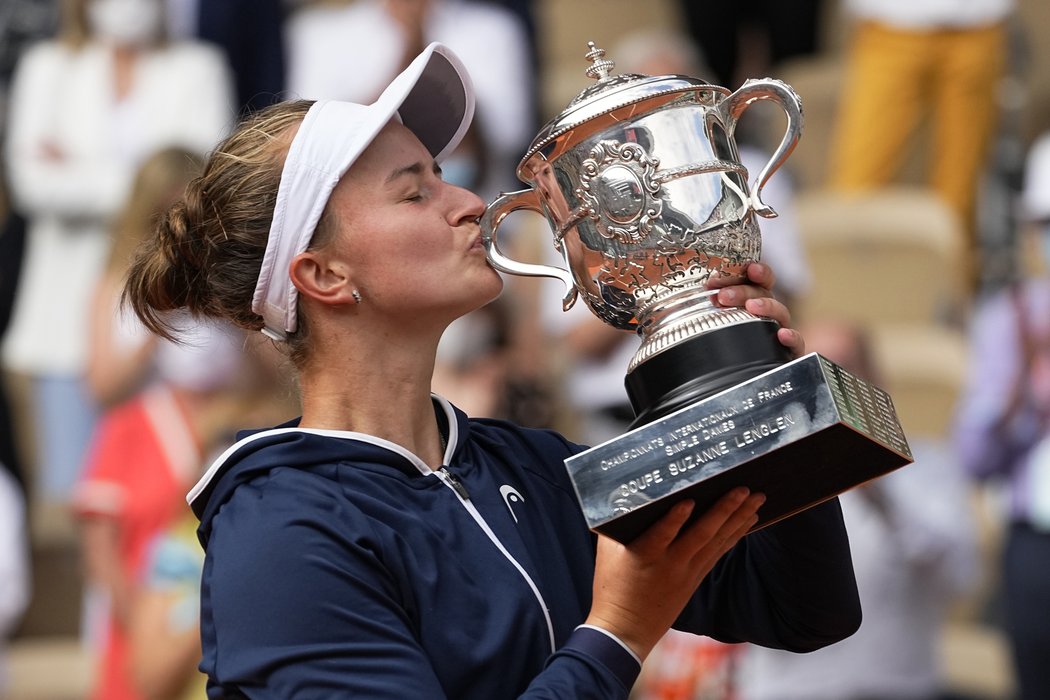 Barbora Krejčíková s trofejí pro vítězku French Open