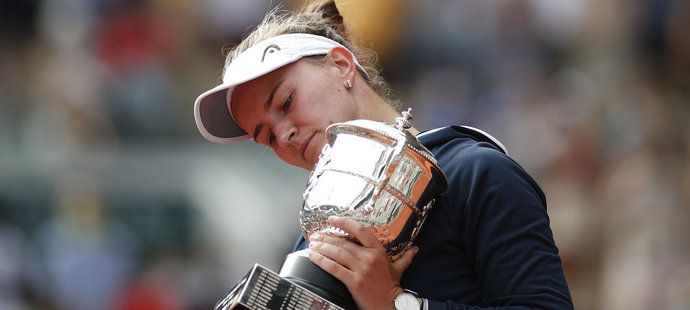 Barbora Krejčíková s trofejí pro vítězku Roland Garros