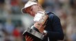 Barbora Krejčíková s trofejí pro vítězku Roland Garros Barbora Krejčíková s trofejí pro vítězku Roland Garros