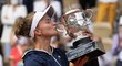 Barbora Krejčíková s trofejí pro vítězku French Open