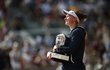 Barbora Krejčíková s trofejí pro vítězku Roland Garros