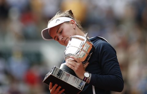 Barbora Krejčíková s trofejí pro vítězku Roland Garros