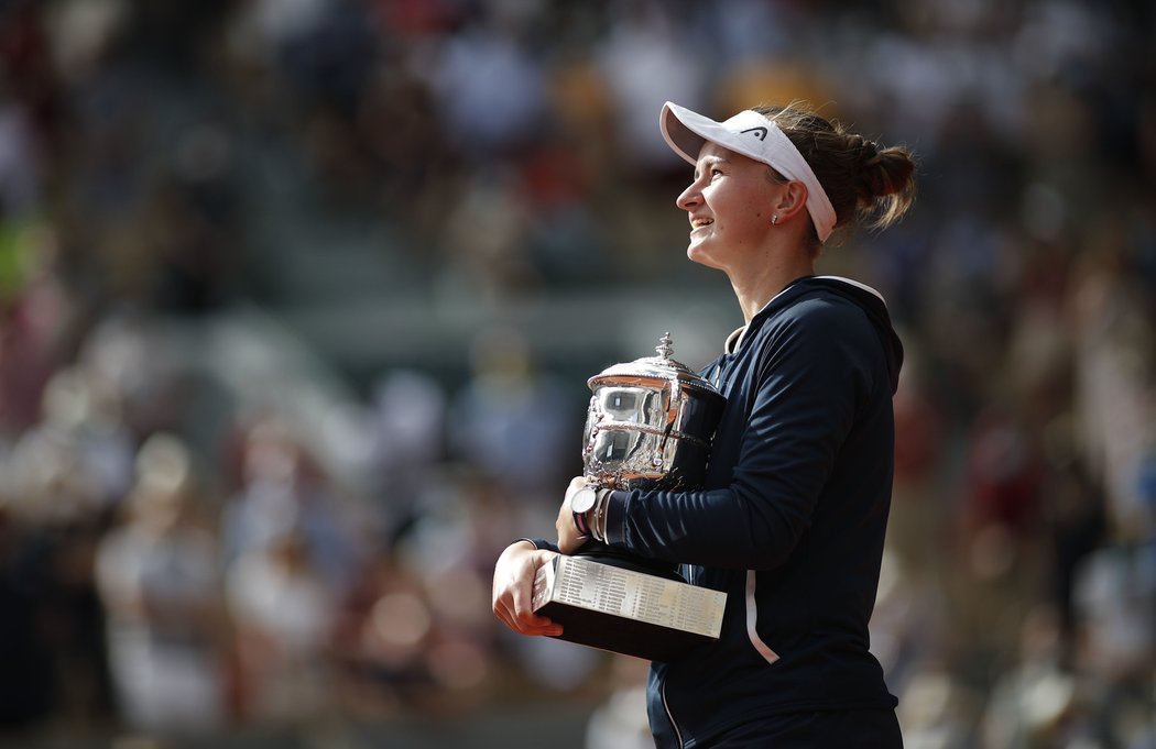 Barbora Krejčíková s trofejí pro vítězku Roland Garros