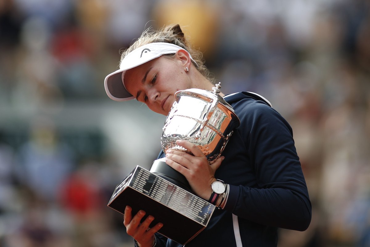 Barbora Krejčíková s trofejí pro vítězku Roland Garros