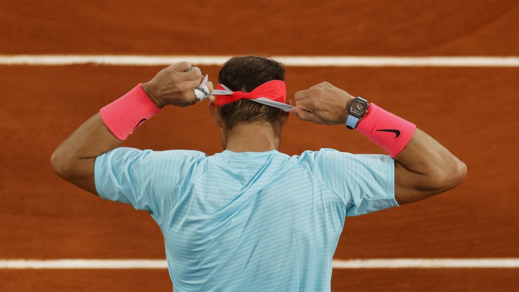 Rafael Nadal si upravuje svou oblíbenou čelenku ve finále French Open proti Novaku Djokovičovi