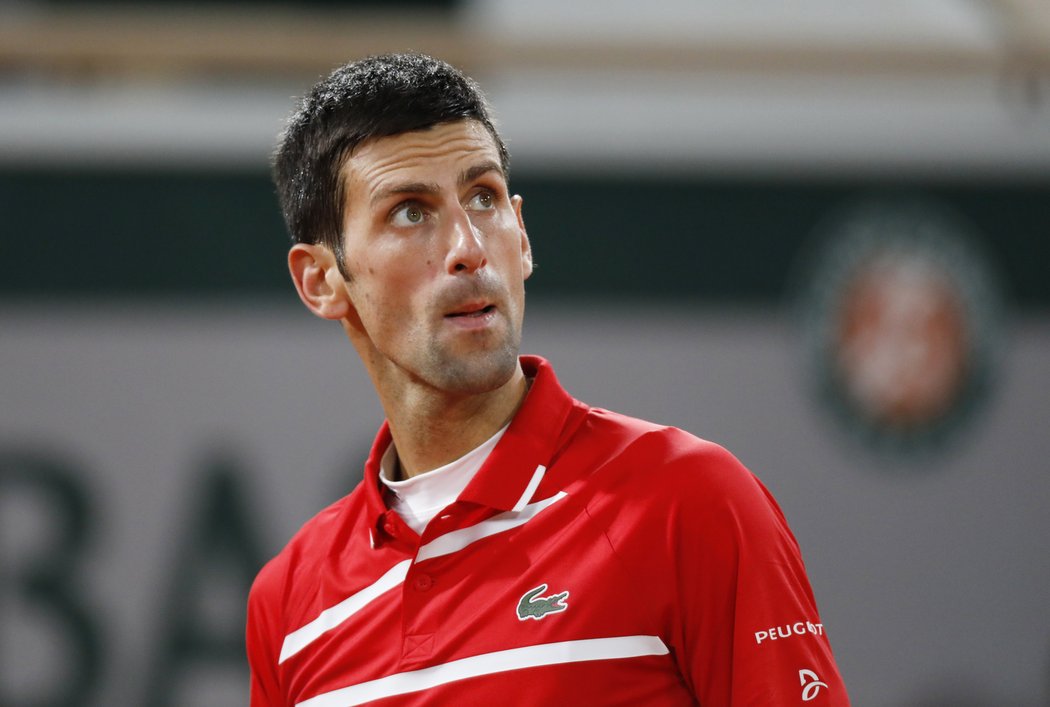 Jedna z grimas Novaka Djokoviče ve finále French Open