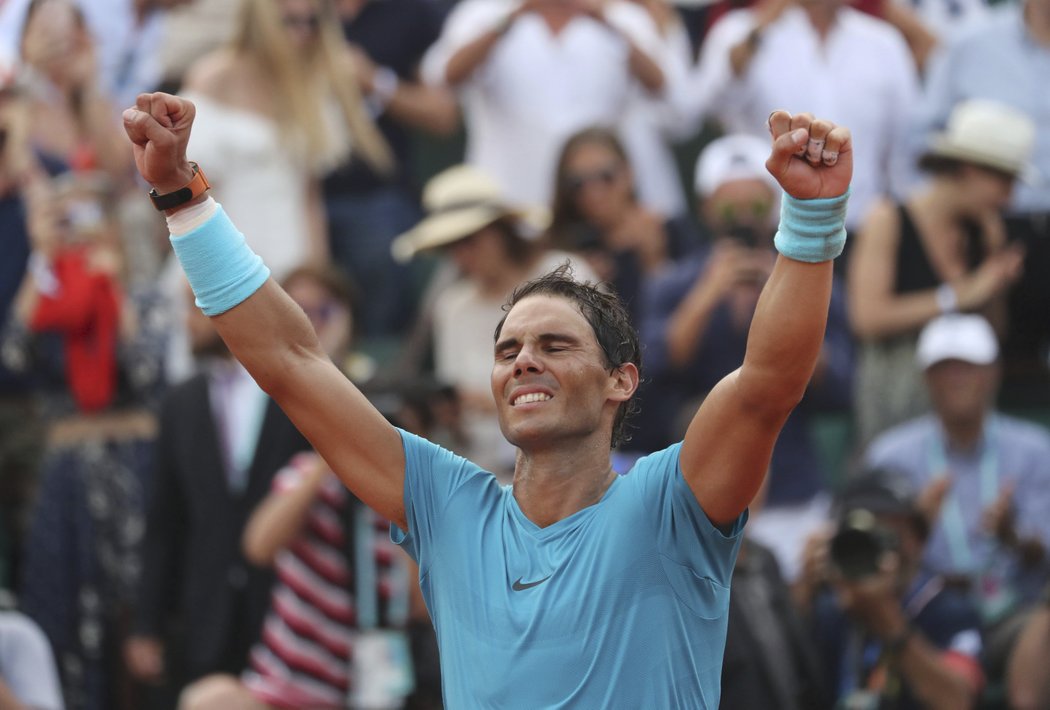 Rafael Nadal v euforii po svém 11. triumfu na grandslamovém French Open