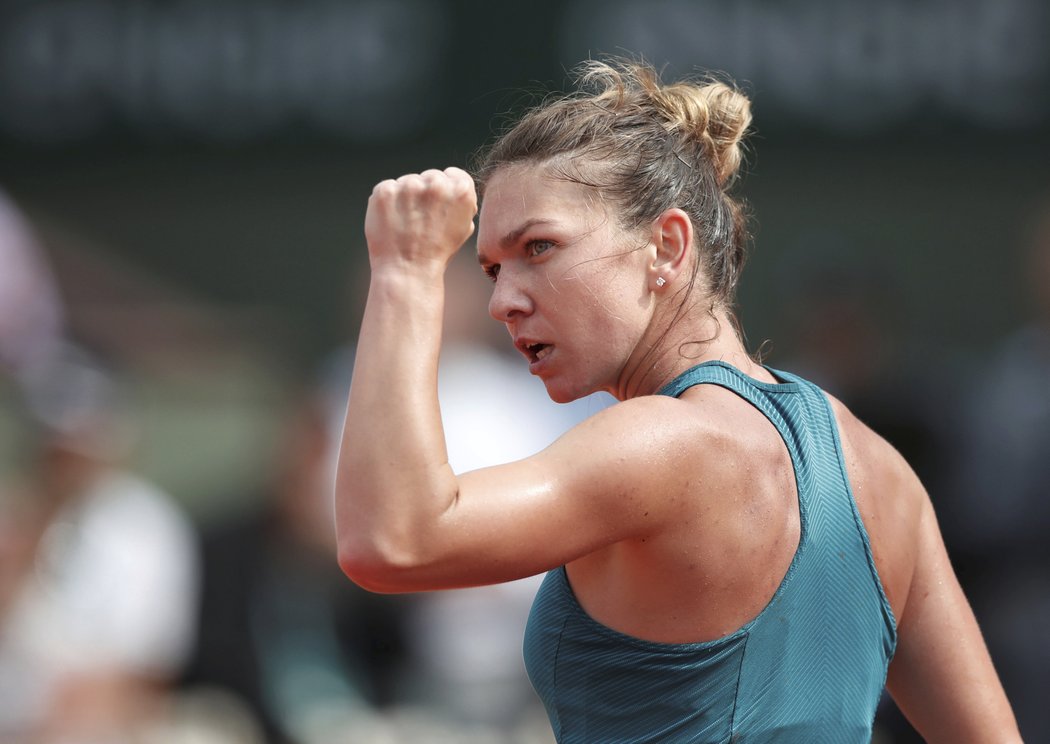 Simona Halepová se hecuje ve finále French Open proti Sloane Stephensové