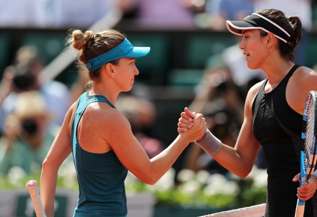 Rumunská tenistka Simone Halepová (vlevo) po semifinálovém vítězství na French Open proti španělské soupeřce Garbine Muguruzaové