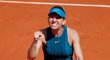 Rumunská tenistka Simone Halepová se raduje po postupu do finále French Open