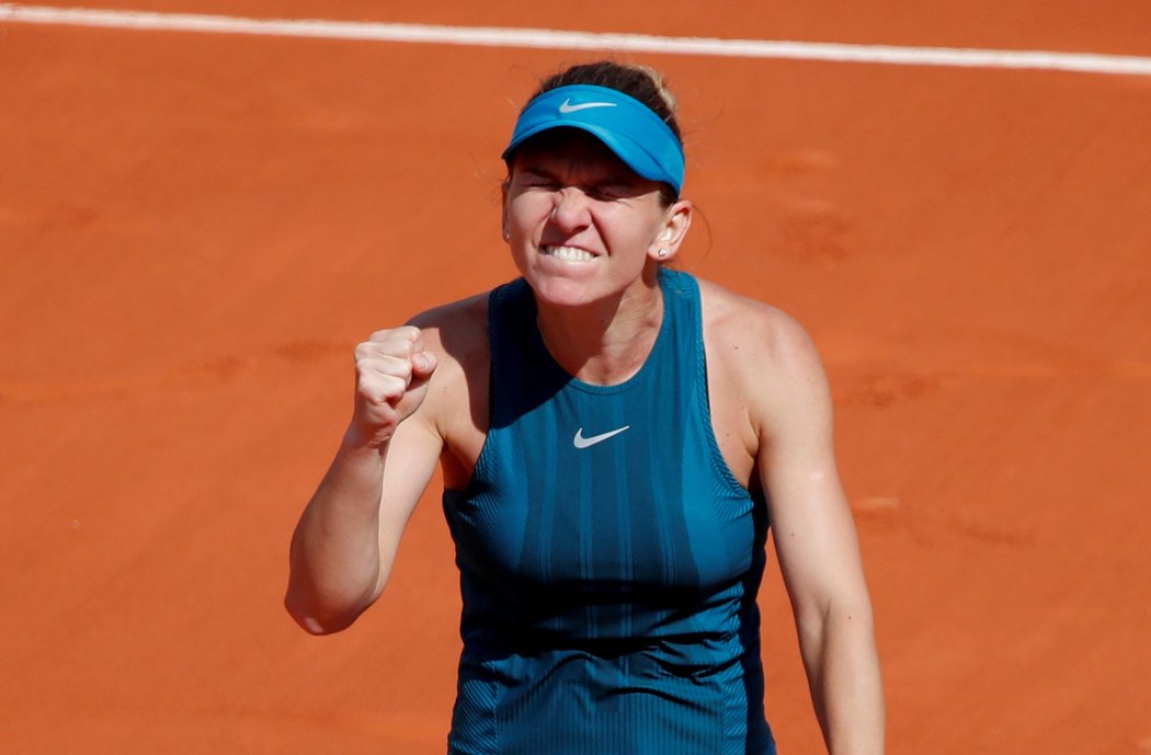 Rumunská tenistka Simone Halepová se raduje po postupu do finále French Open