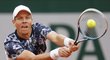 Tomáš Berdych se natahuje po dělostřeleckém servisu Johna Isnera při osmifinále French Open