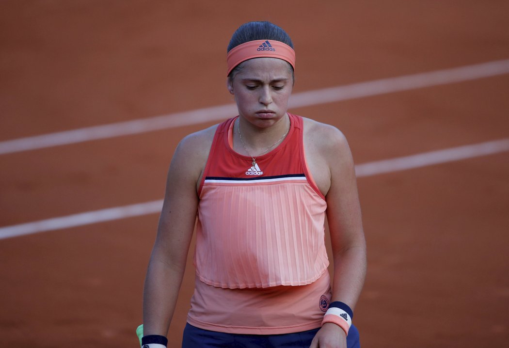 Jelena Ostapenková se stala druhou obhájkyní v historii French Open, která vypadla už v prvním kole