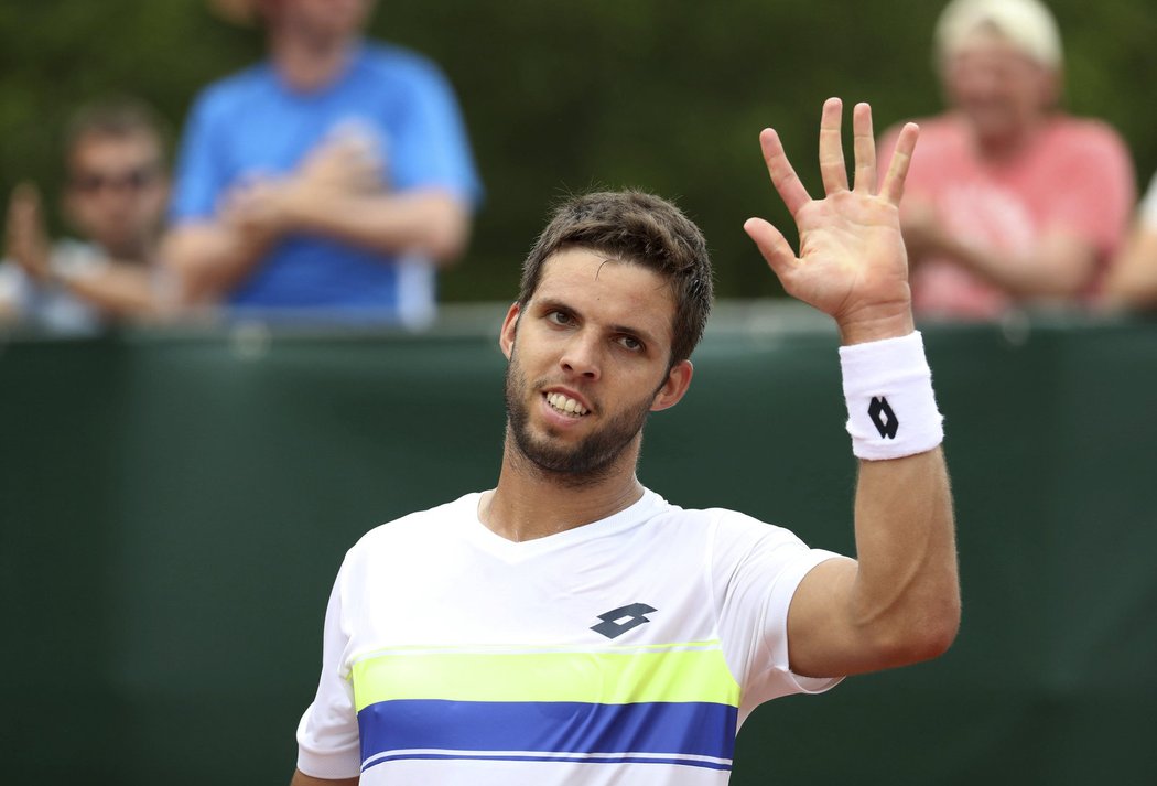 Jiří Veselý se raduje z výhry nad Jackem Sockem v prvním kole French Open