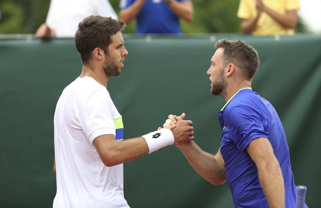 Jack Sock (vpravo) gratuluje k výhře Jiřímu Veselému v prvním kole French Open