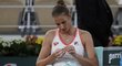 Karolína Plíšková během zápasu druhého kola French Open proti Jeleně Ostapenkové
