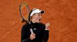 Jelena Ostapenková se raduje po výhře nad Karolínou Plíškovou ve druhém kole French Open