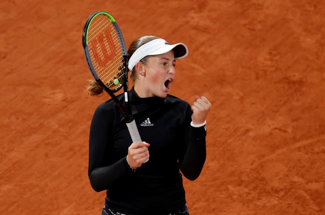 Jelena Ostapenková se raduje po výhře nad Karolínou Plíškovou ve druhém kole French Open