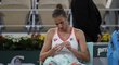 Karolína Plíšková během zápasu druhého kola French Open proti Jeleně Ostapenkové