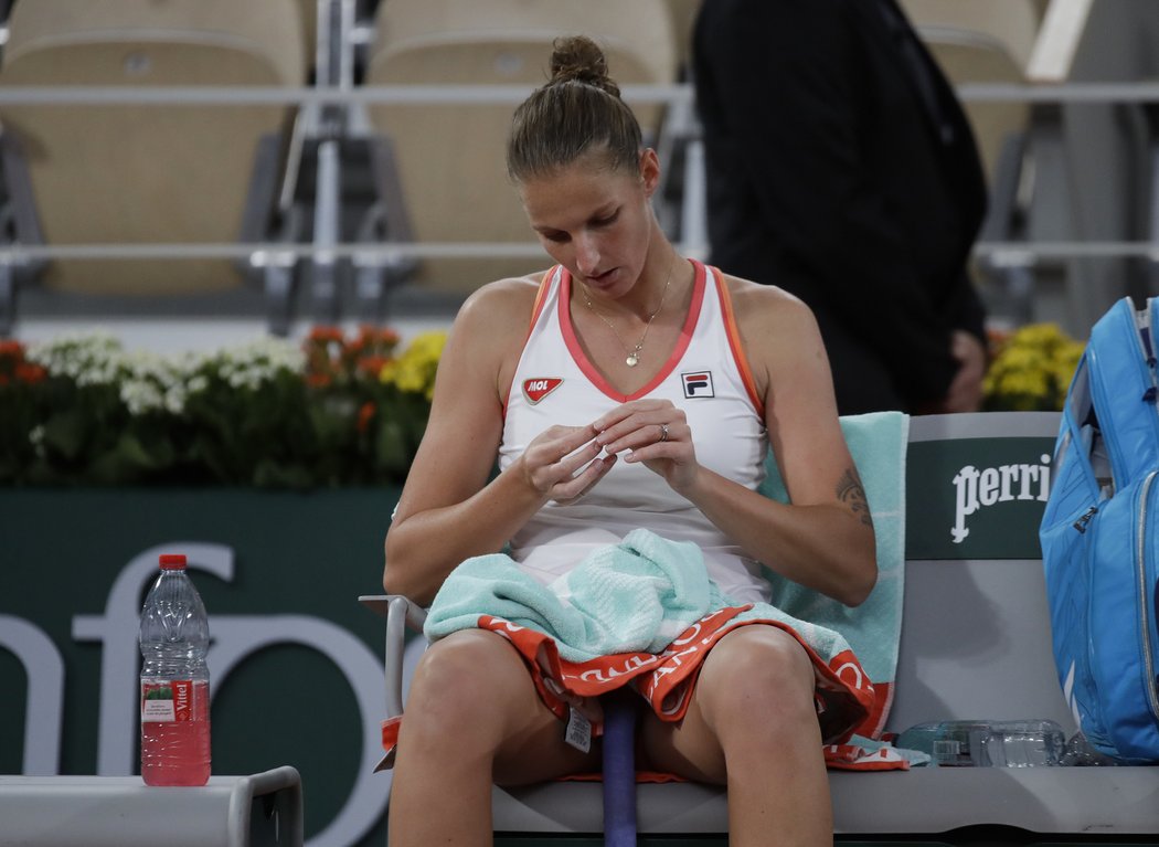 Karolína Plíšková během zápasu druhého kola French Open proti Jeleně Ostapenkové